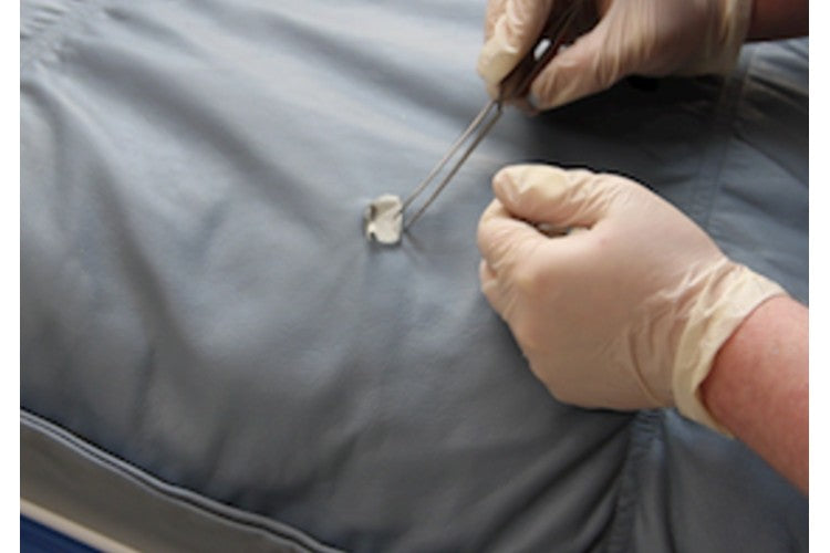 КОМПЛЕКТ ЗА РЕМОНТ НА ДУПКИ, НАПУКВАНИЯ И СРЕЗОВЕ ПО КОЖАТА